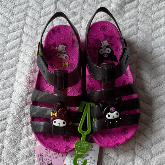 NWT CROCS -Hello Kitty And Friends Sandals Kids J2 - Picture 12 of 12